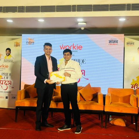 Ishan Mishra being felicitated at Pride of Madhya Pradesh event